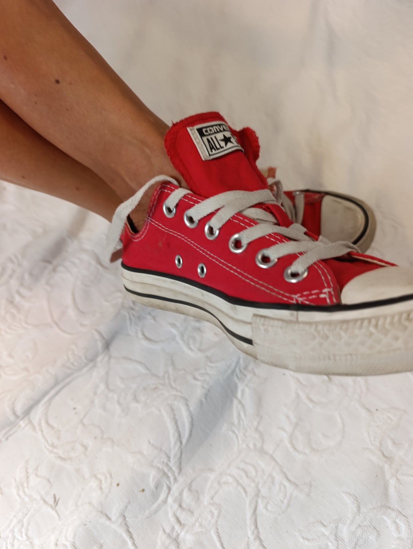 Getragene, stark abgenutzte, rote Converse All Star Größe 37,5