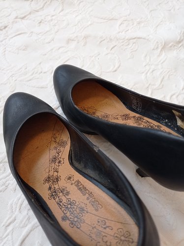 Getragene Pumps  schwarz  Absatz 9 cm  Größe 39  Sun & Shadow