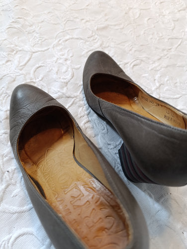 Stark getragene graue Pumps Größe 38 Absatz 8 cm von Eva Rylko