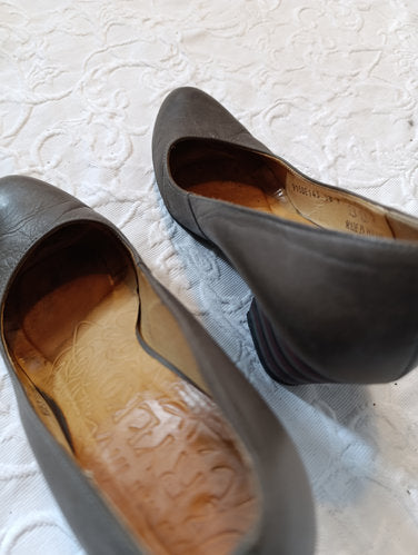 Stark getragene graue Pumps Größe 38 Absatz 8 cm von Eva Rylko
