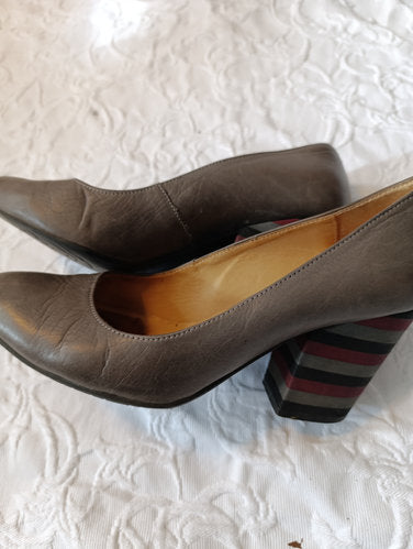 Stark getragene graue Pumps Größe 38 Absatz 8 cm von Eva Rylko