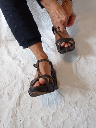 Getragene schwarze  offene  High Heels  Gr. 38  neosens