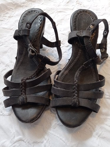 Getragene schwarze  offene  High Heels  Gr. 38  neosens