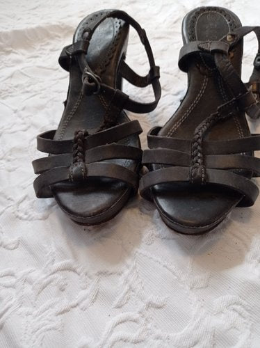 Getragene schwarze  offene  High Heels  Gr. 38  neosens