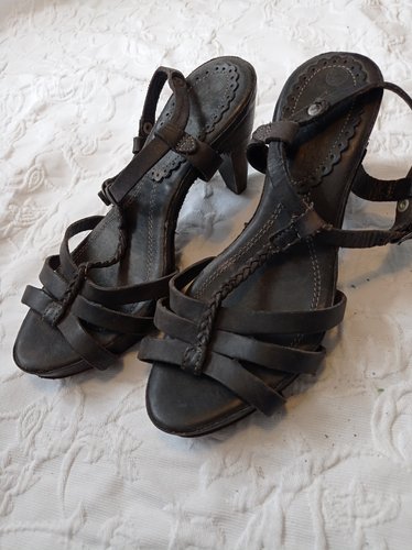 Getragene schwarze  offene  High Heels  Gr. 38  neosens