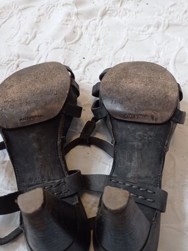 Getragene schwarze  offene  High Heels  Gr. 38  neosens