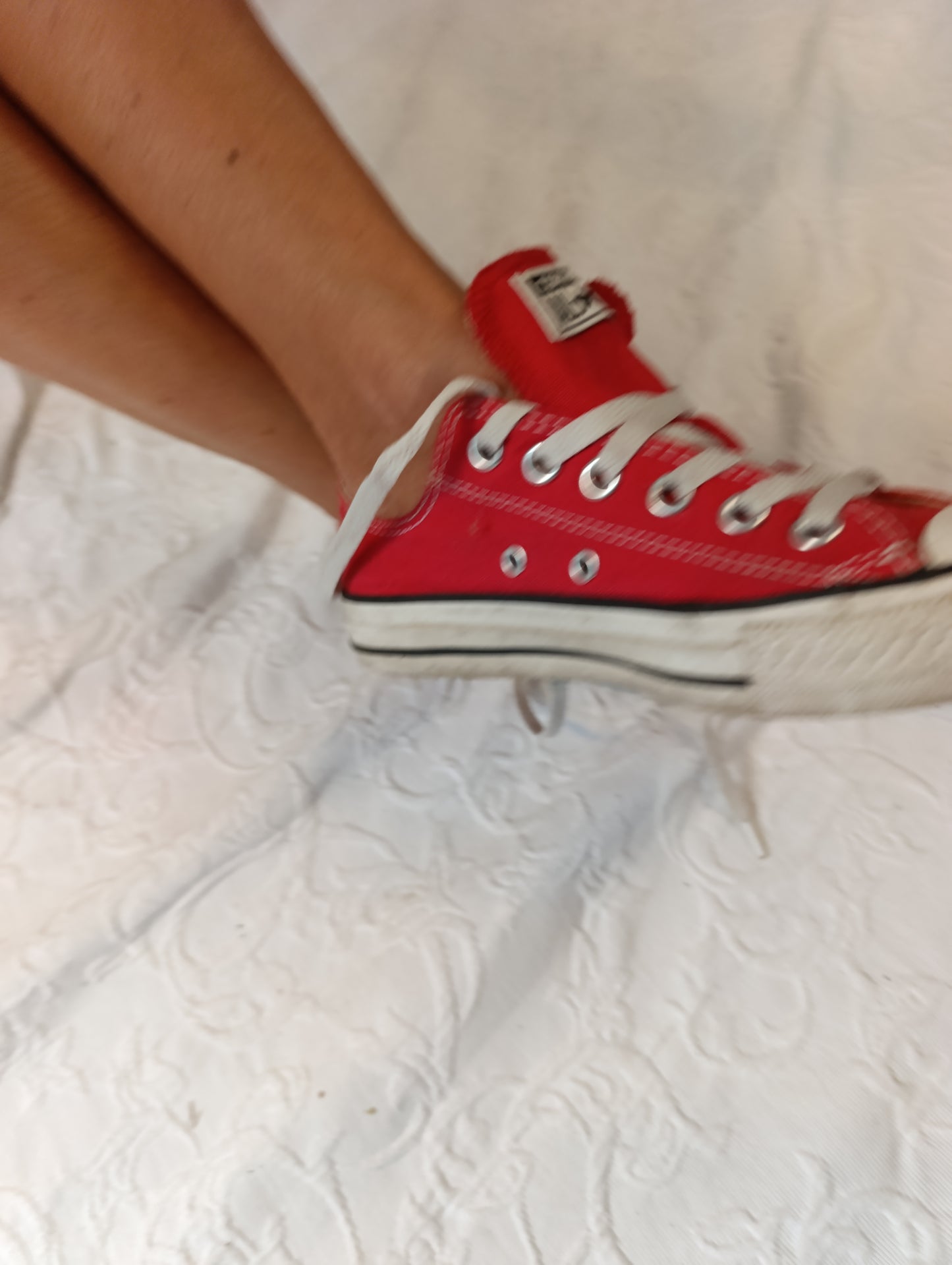 Getragene, stark abgenutzte, rote Converse All Star Größe 37,5
