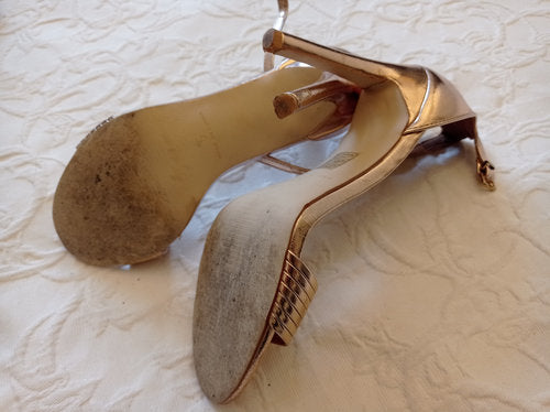 Getragene  offene High Heels  Damensandale Goldoptik  Größe 37