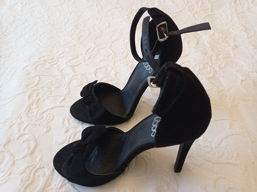 Getragene  offene High Heels  Damensandale Samtoptik  Größe 37