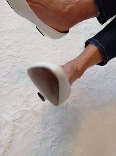 Stark getragene, weiße Pumps Größe 39 von Donna Marina e