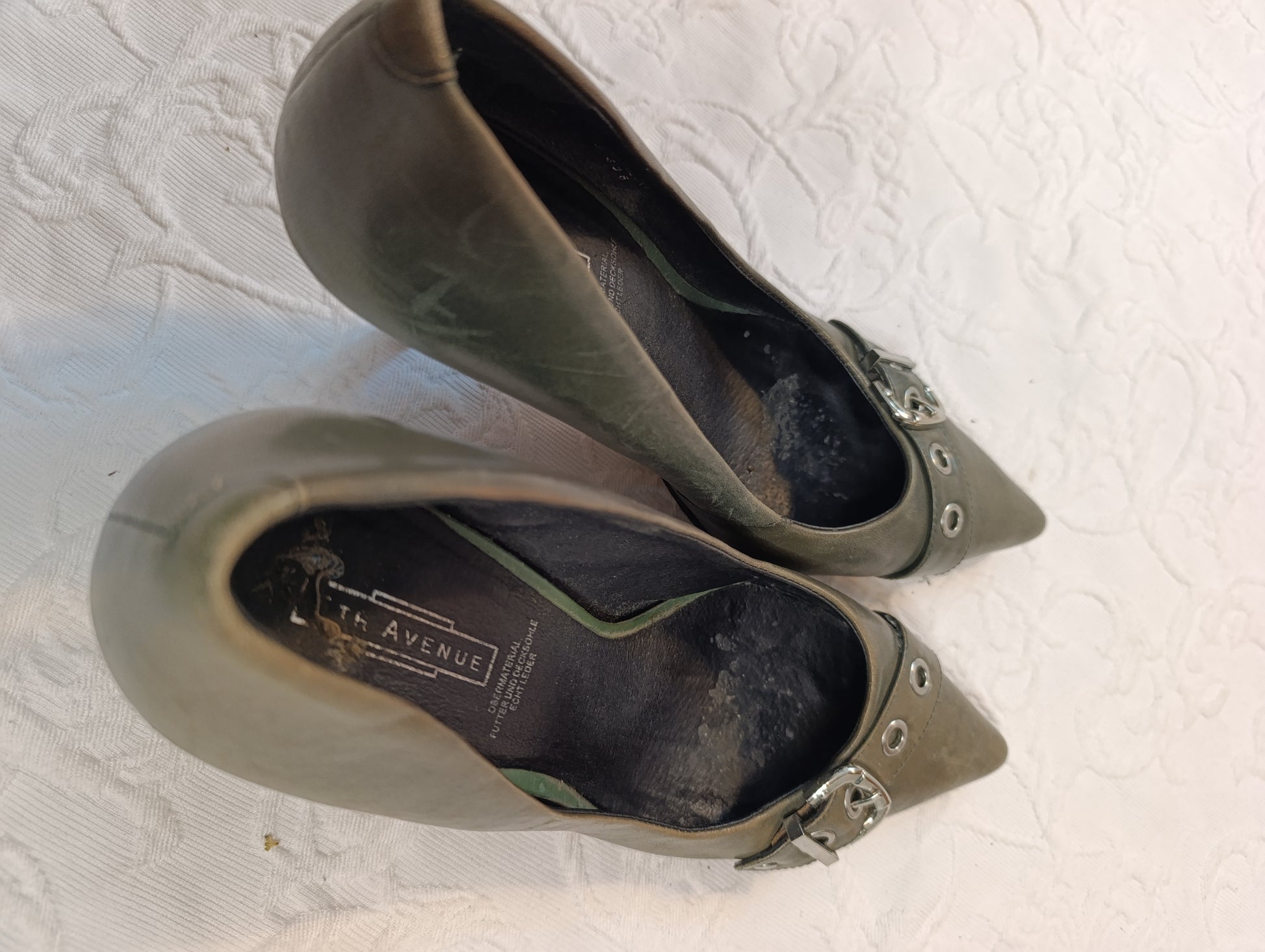 Stark getragene, verschwitzte HighHeels