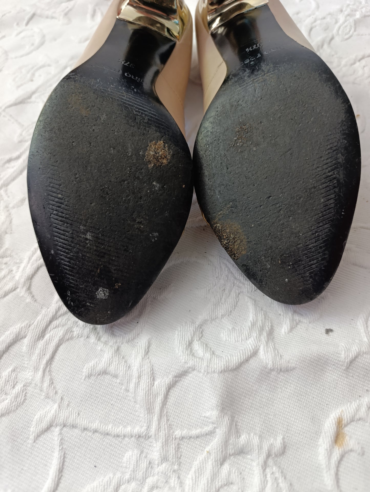 Stark getragene beige Pumps Absatz 6 cm Größe 37,5  gino rossi