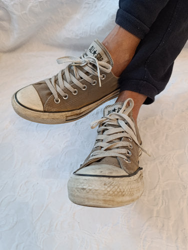 Frauen fuss mit converse schuhe weiss
