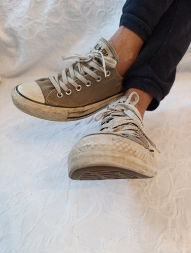 Frauenfüsse mit Converse Schuhen
