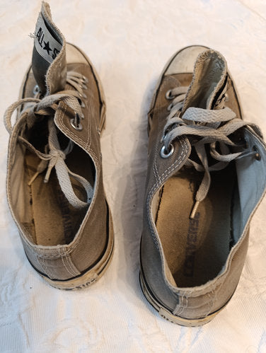 Getragene, stark abgenutzte, graue Converse All Star Größe 38