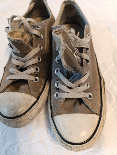 Getragene, stark abgenutzte, graue Converse All Star Größe 38