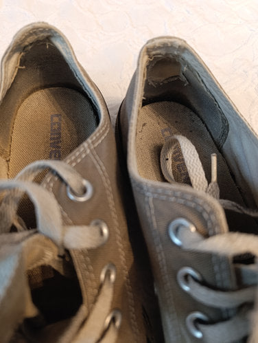 Getragene, stark abgenutzte, graue Converse All Star Größe 38