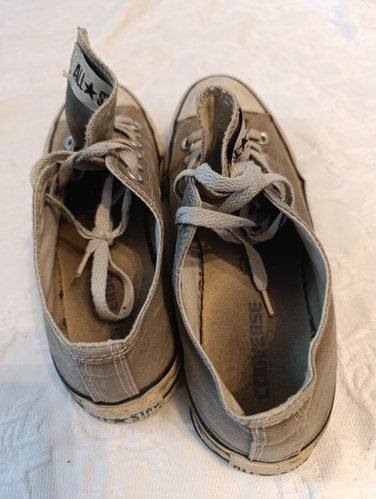 Getragene, stark abgenutzte, graue Converse All Star Größe 38