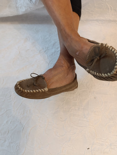 Stark getragene beige Mokassin  Gr. 36