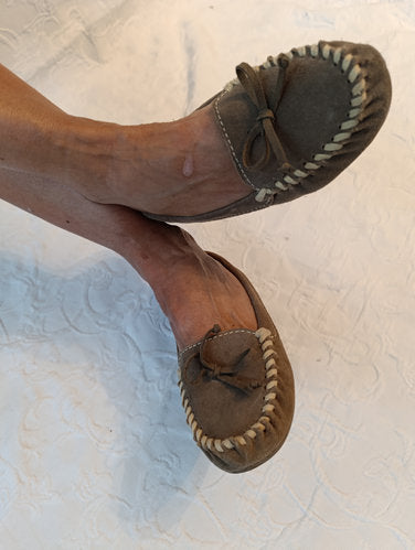 Stark getragene beige Mokassin  Gr. 36