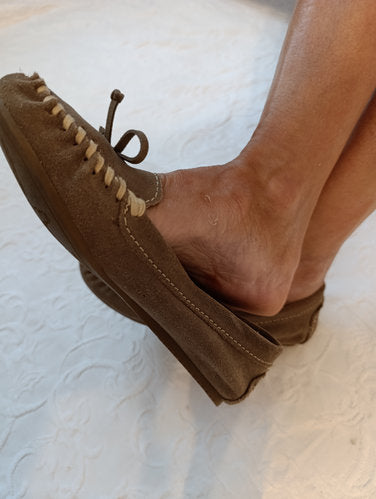 Stark getragene beige Mokassin  Gr. 36