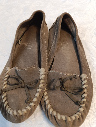 Stark getragene beige Mokassin  Gr. 36