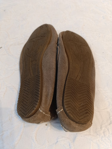 Stark getragene beige Mokassin  Gr. 36