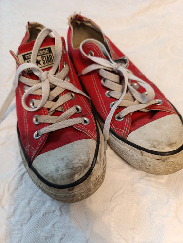 Getragene  stark abgenutzte  rote Converse All Star Größe 39