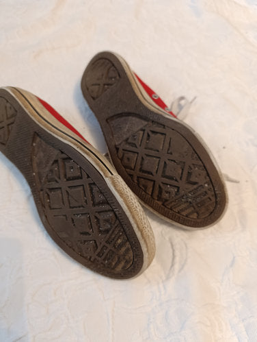 Getragene  stark abgenutzte  rote Converse All Star Größe 39