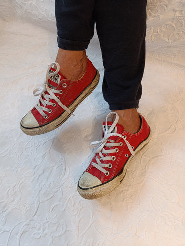 Getragene  stark abgenutzte  rote Converse All Star Größe 39