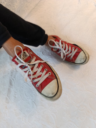 Getragene  stark abgenutzte  rote Converse All Star Größe 39