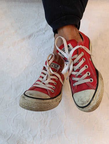 Getragene  stark abgenutzte  rote Converse All Star Größe 39