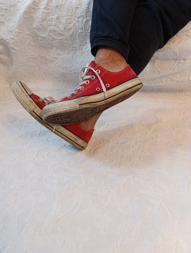 Getragene  stark abgenutzte  rote Converse All Star Größe 39