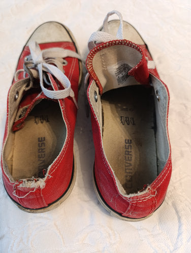 Getragene  stark abgenutzte  rote Converse All Star Größe 39