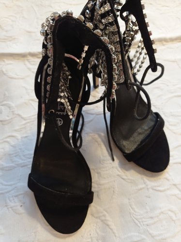 Getragene  offene schwarze  High Heels  Damensandale  Größe 38