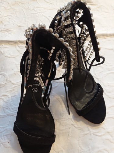 Getragene  offene schwarze  High Heels  Damensandale  Größe 38