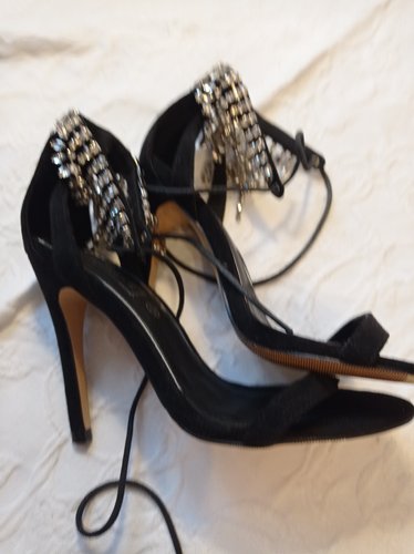 Getragene  offene schwarze  High Heels  Damensandale  Größe 38