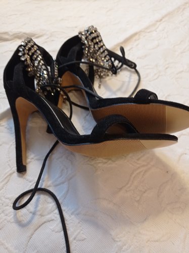 Getragene  offene schwarze  High Heels  Damensandale  Größe 38