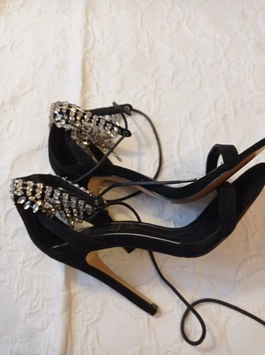 Getragene  offene schwarze  High Heels  Damensandale  Größe 38