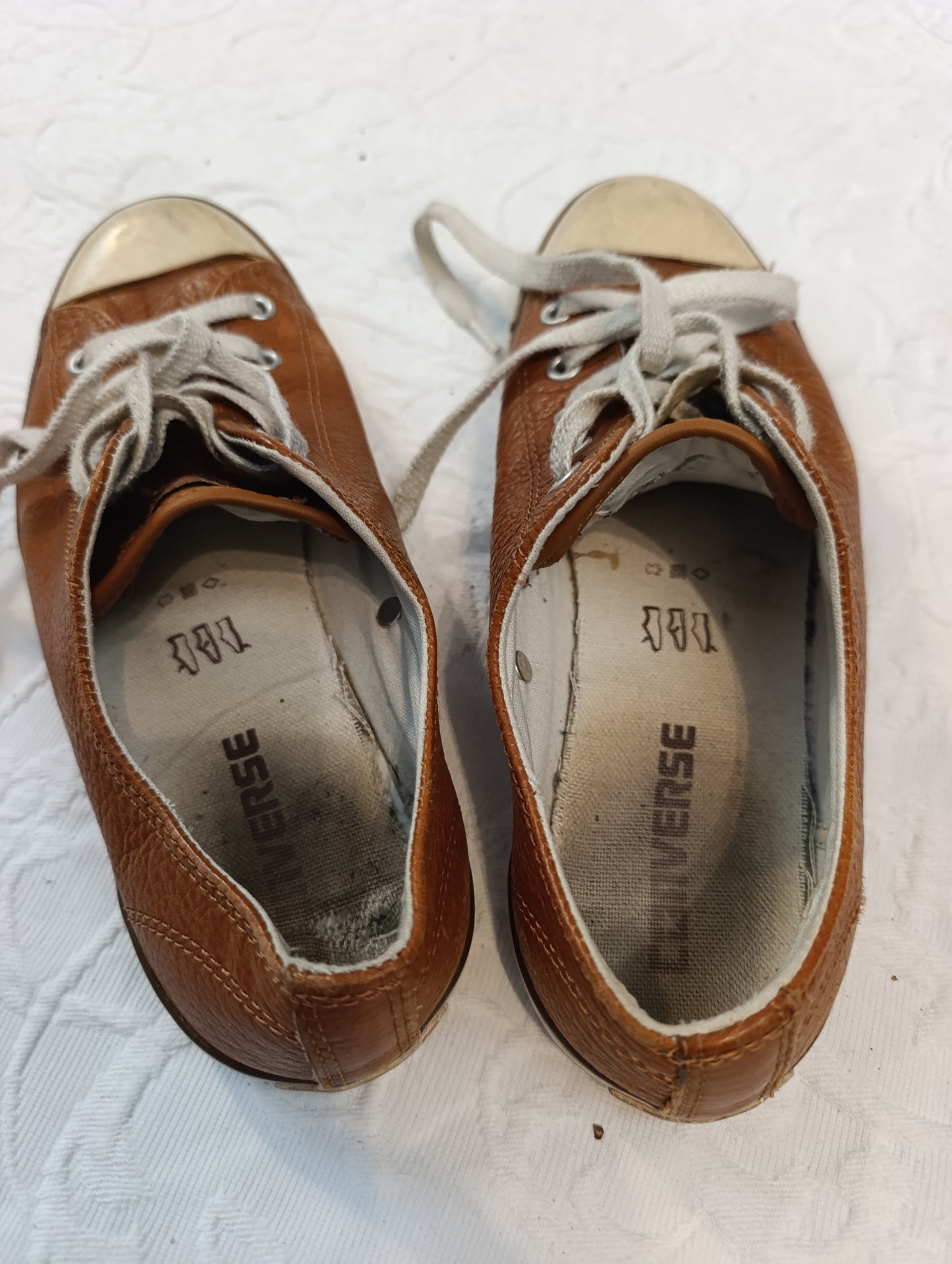 Getragene, stark abgenutzte, braune Converse All Star Größe 38,5