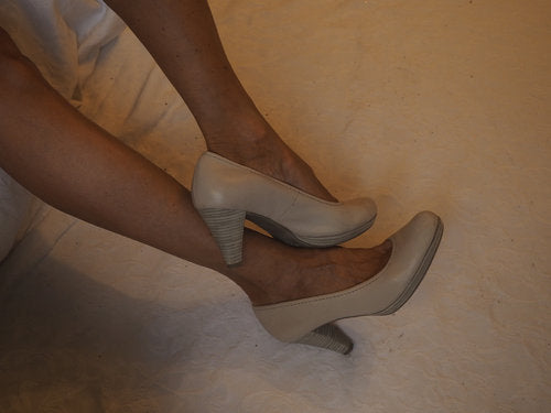 Getragene Pumps grau-beige Stewardess Schuh Größe 39