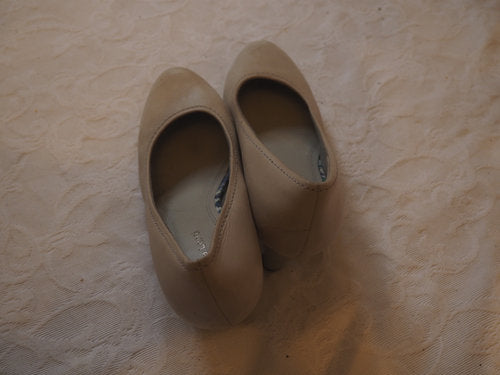 Getragene Pumps grau-beige Stewardess Schuh Größe 39