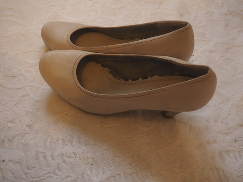 Getragene Pumps grau-beige Stewardess Schuh Größe 39