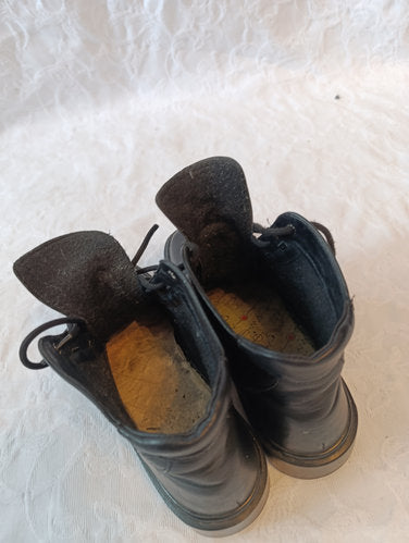 Stark  getragene  stark abgenutzte  schwarze Stiefel  Größe 38  air bag