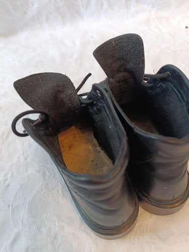 Stark  getragene  stark abgenutzte  schwarze Stiefel  Größe 38  air bag