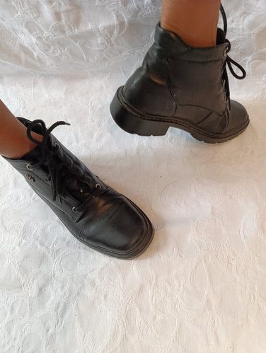 Stark  getragene  stark abgenutzte  schwarze Stiefel  Größe 38  air bag