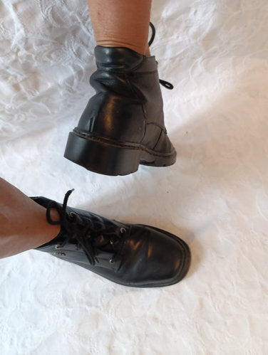 Stark  getragene  stark abgenutzte  schwarze Stiefel  Größe 38  air bag