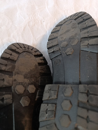 Stark  getragene  stark abgenutzte  schwarze Stiefel  Größe 38  air bag