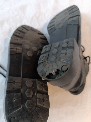 Stark  getragene  stark abgenutzte  schwarze Stiefel  Größe 38  air bag