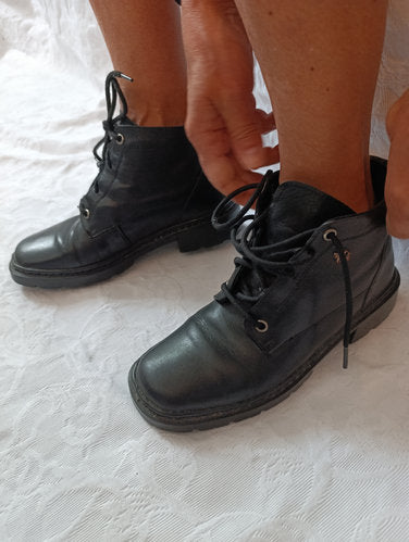 Stark  getragene  stark abgenutzte  schwarze Stiefel  Größe 38  air bag